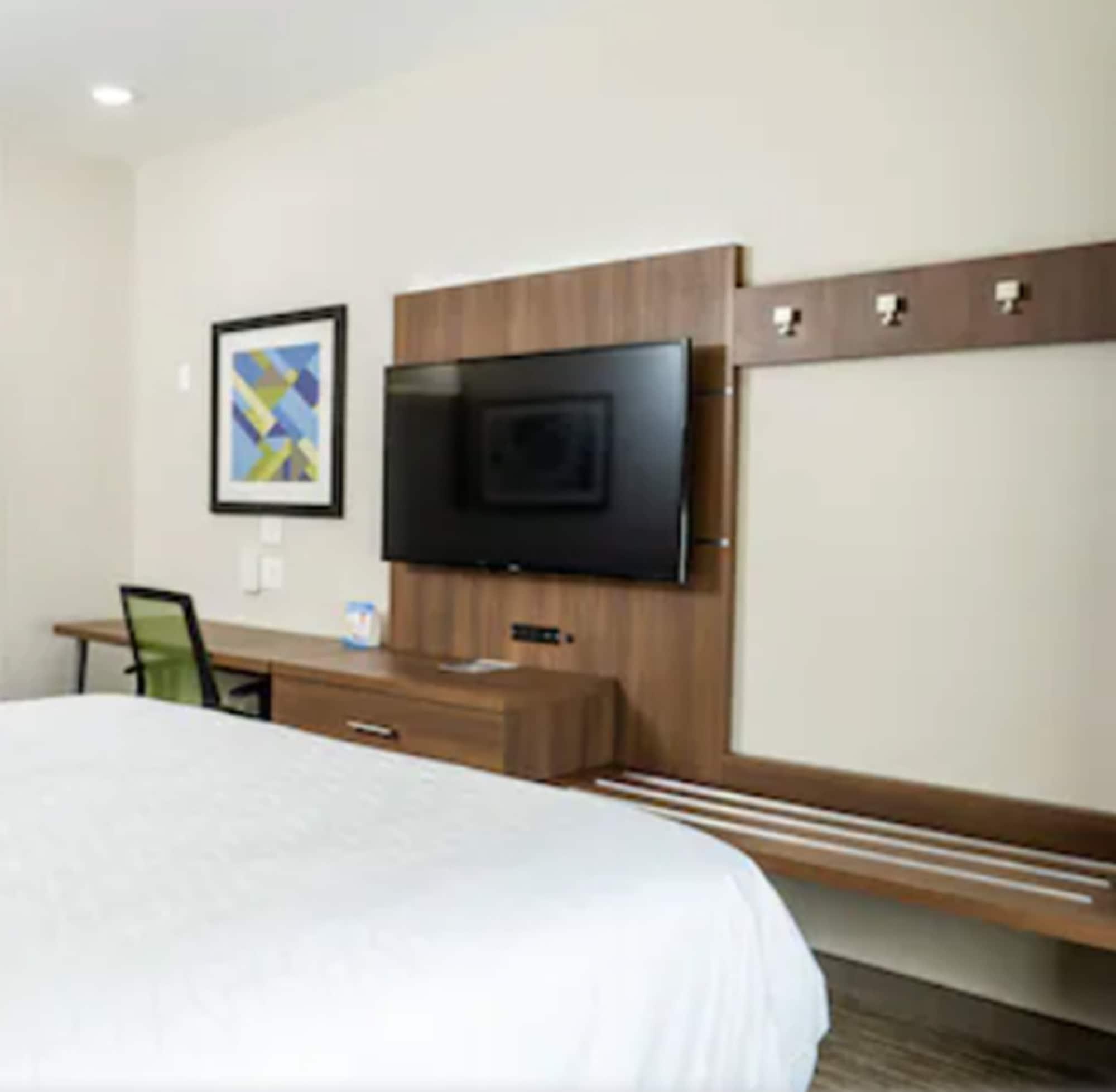 Holiday Inn Express & Suites - Lake Forest, An Ihg Hotel Exterior photo