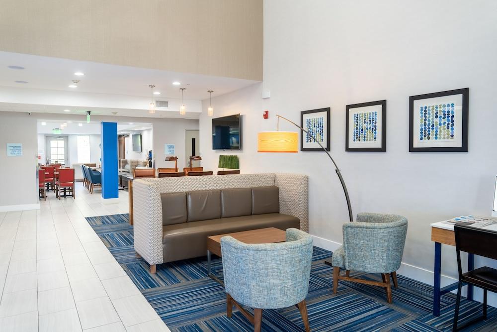 Holiday Inn Express & Suites - Lake Forest, An Ihg Hotel Exterior photo