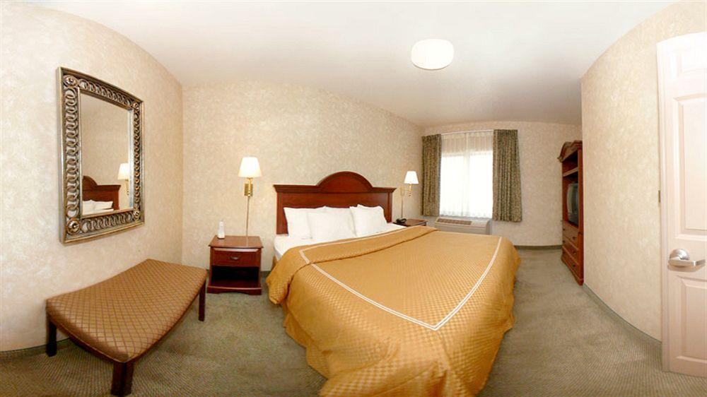 Holiday Inn Express & Suites - Lake Forest, An Ihg Hotel Exterior photo